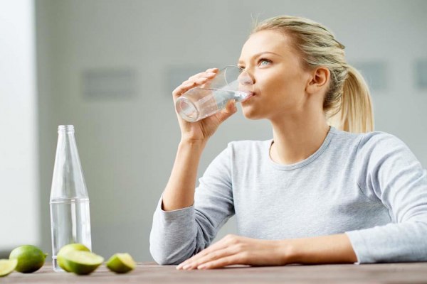 كم كوبا من الماء يحتاج مريض السكري الصائم أن يشرب يوميا في شهر رمضان؟ وما تأثير الجفاف على المصاب؟