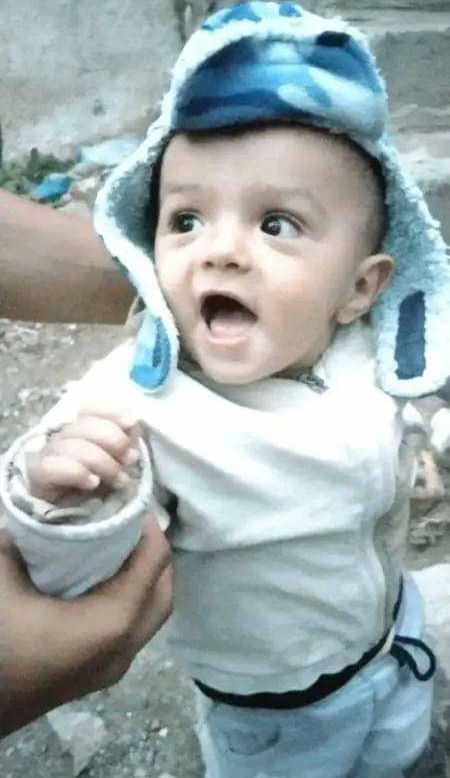 شاهد أسرة تتخلى عن طفل صغير وتترك رسالة مؤثرة بجانبه.. نص وصورة