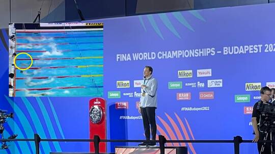 مشهد غريب في بطولة العالم سباح يقف وحيدا على منصة التتويج بعد تجريده من ميداليته الذهبية