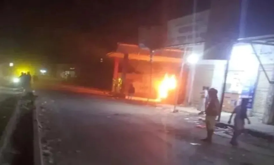 الجوف.. هجوم مسلح لمليشيا الحوثي يتسبب باندلاع حريق هائل في محطة وقود