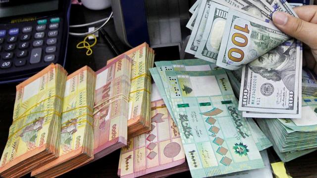 جمعية الصرافيين تقر تسعيرة جديدة للدولار عقب ضخ البنك المركزي عملة جديدة للسوق