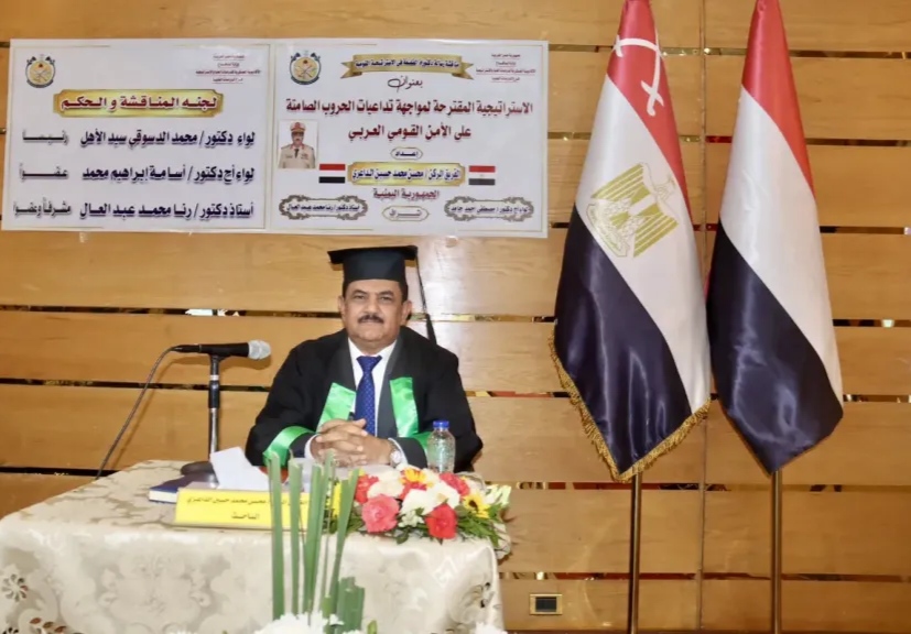 عن استراتيجية لمواجهة الحروب الصامتة.. : وزير في الحكومة الشرعية ينال الدكتوراه بمرتبة الشرف الأولى من مصر