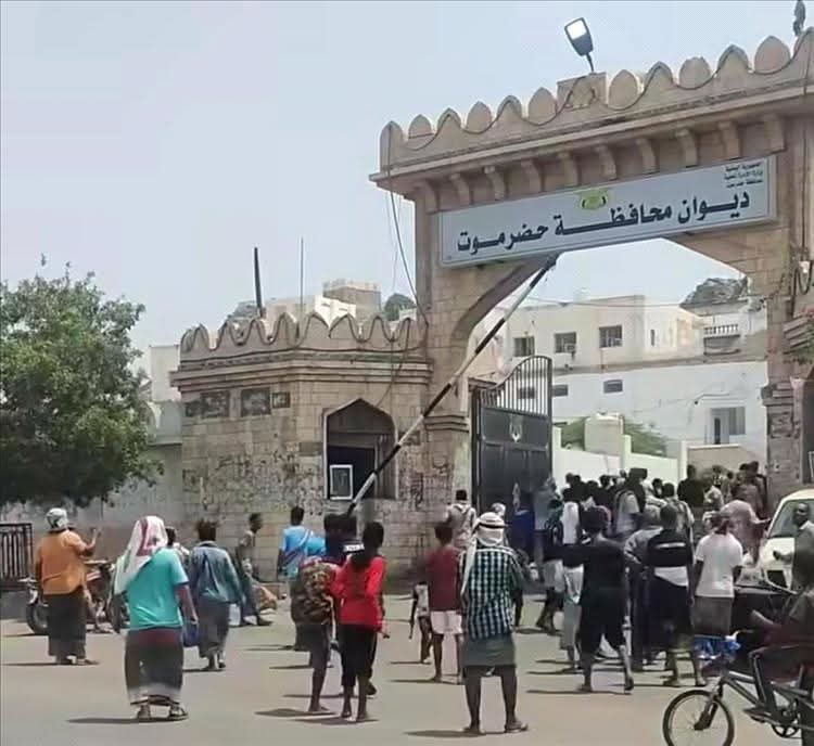 مواطنون في مظاهرات غاضبة يقتحمون مبنى مؤسسة كهرباء ساحل حضرموت