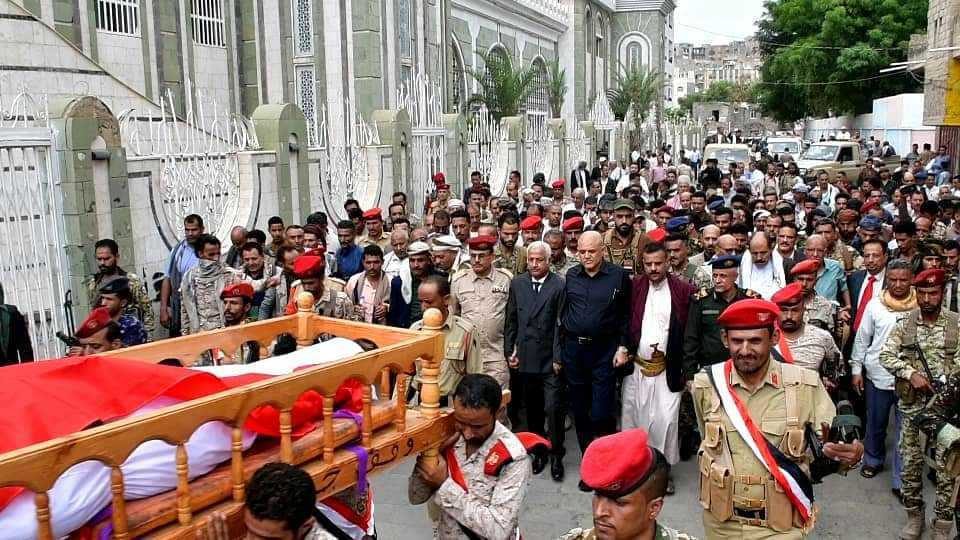 قبل القبض على المتهمين باغتياله.. تشييع جثمان ضابط المخابرات المحيا في تعز 