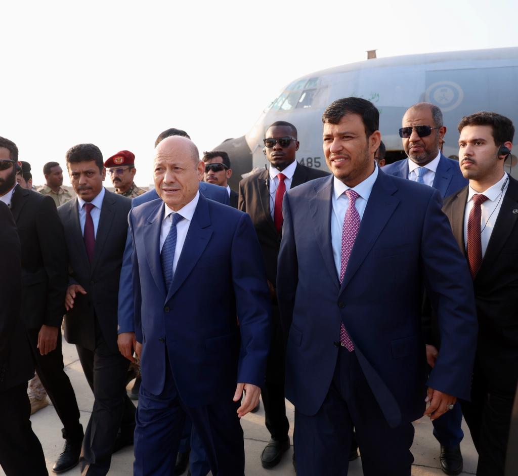 بعد عدة جولات داخلية وخارجية.. الرئيس العليمي يعود العاصمة المؤقتة عدن