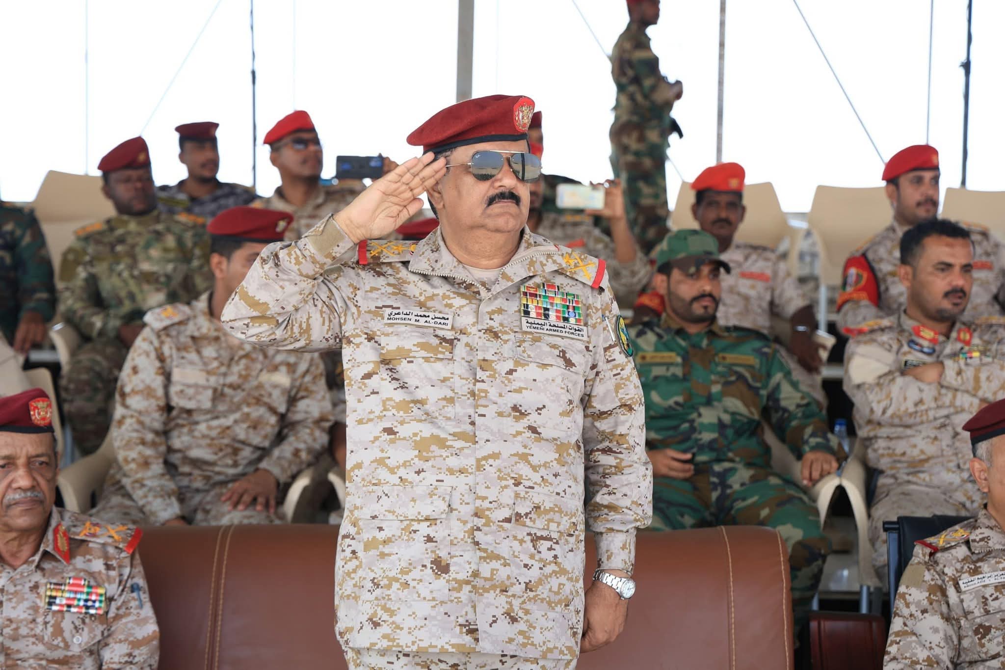 الوزير الداعري يشهد عرضاً عسكرياً مهيباً في المنطقة العسكرية الثانية بالمكلا