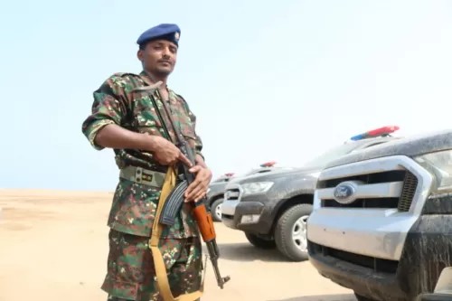 أمن الساحل الغربي يسلم 17 متهماً إلى النيابة الجزائية المختصة بتعز