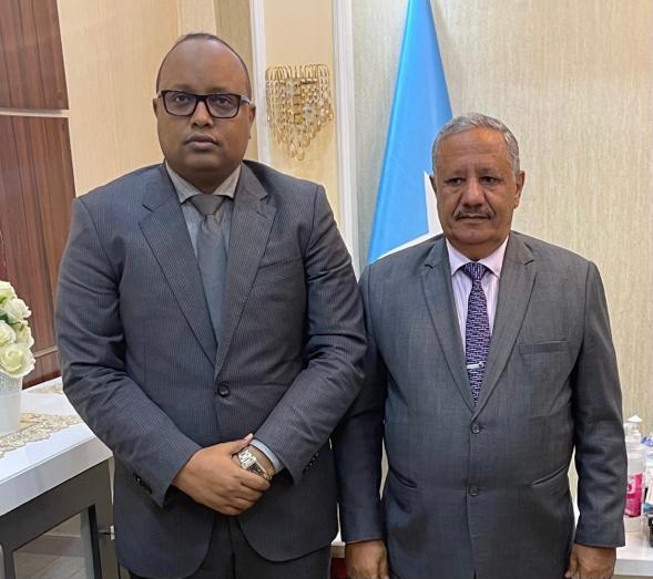 سفير اليمن في مقديشو يبحث مع وزير الدولة الصومالي تعزيز العلاقات الثنائية بين البلدين