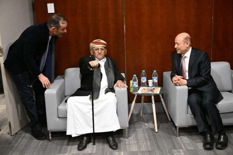 رئيس مجلس القيادة ومعه طارق صالح يزوران هذه الشخصية المهمة في الأردن (تفاصيل)