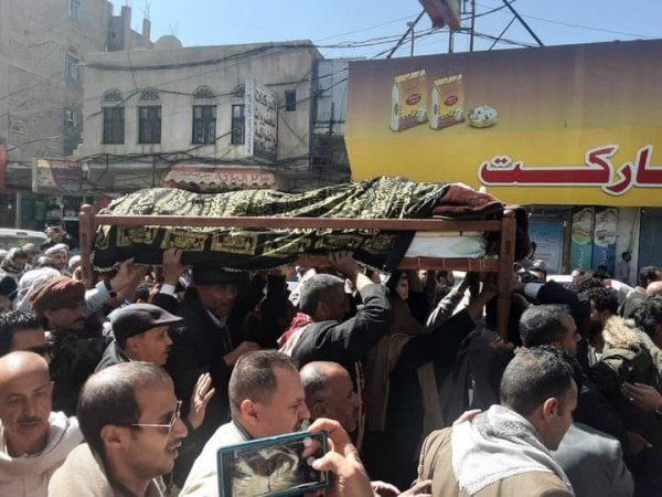 بموكب جنائزي كبير .. اليمنيون يشيّعون جثمان الأديب والشاعر المقالح