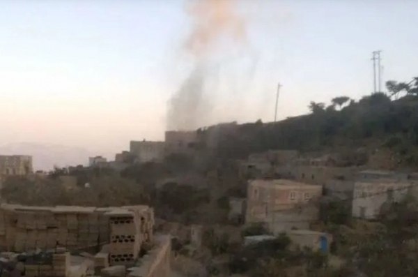 جرائم بشعة للحوثيين .. إحراق منزل مواطن في هذه المحافظة (تفاصيل)