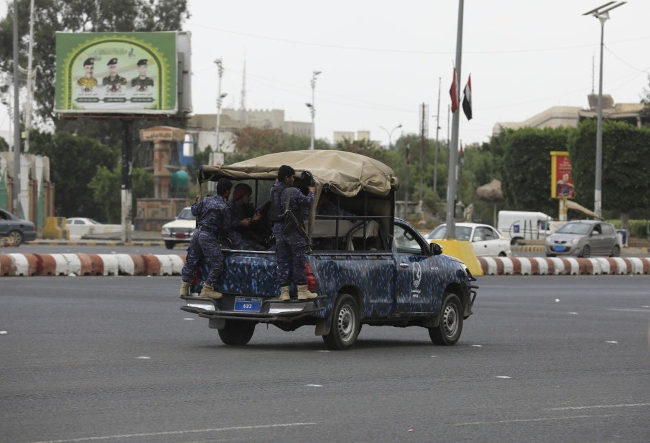 مسلحون حوثيون يداهمون منزل مواطن في صنعاء