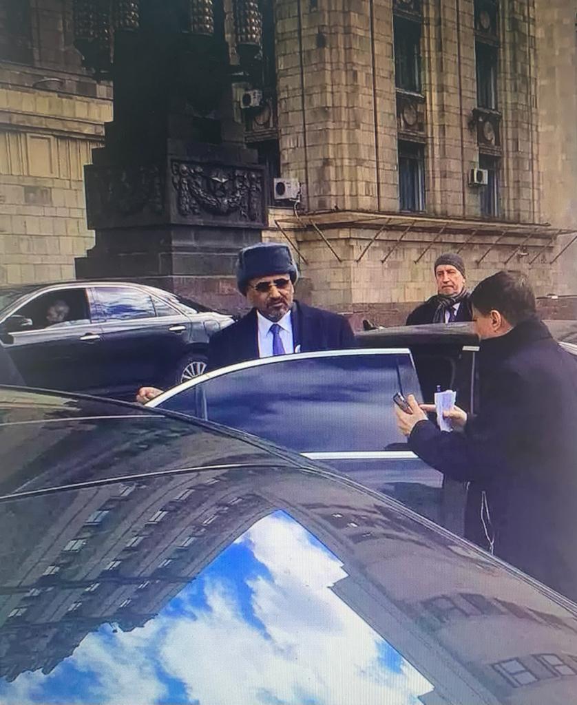 وسط هذا الموكب الغير متوقع  .. أول صورة لعيدروس الزبيدي في هذه البلاد شاهد كيف ظهر!  