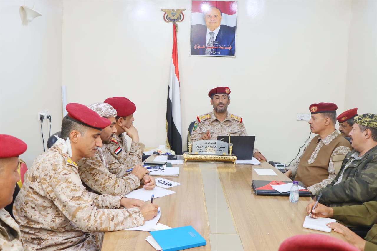 بن عزيز يترأس اجتماعاً لقيادتي ديوان وزارة الدفاع ودائرة القضاء العسكري