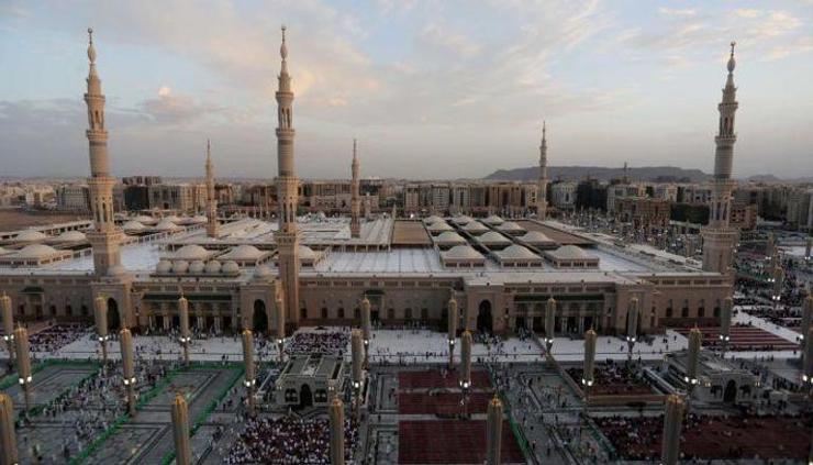 في حادثة خطيرة بالسعودية .. أمن المسجد النبوي يضبط شخص يخالف القيم الدينية (صدمة)
