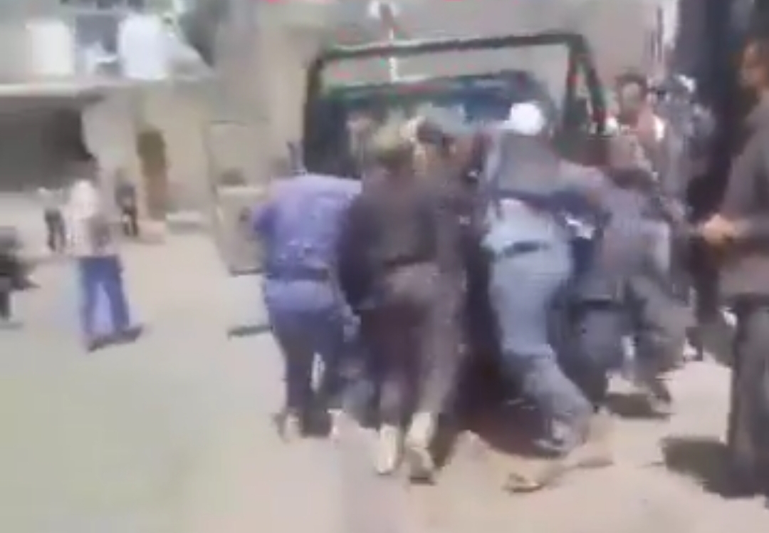 مليشيا الحوثي تعتدي على مواطن مدني بالضرب المبرح في إب