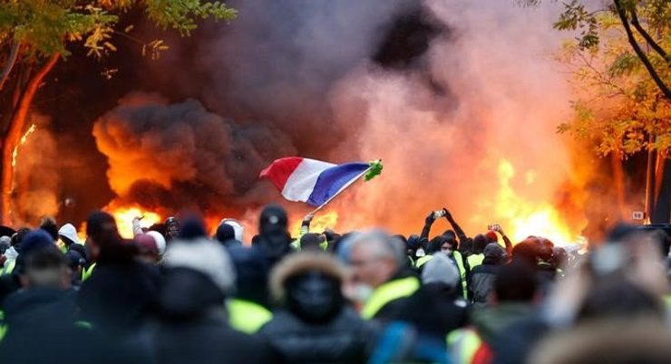 لمواجهة الاحتجاجات.. فرنسا تدرس فرض حالة الطوارئ!