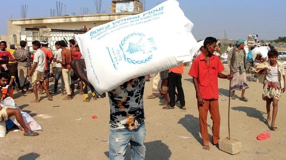 كارثة تهدد اليمنيين.. أزمة تمويل أممية تنذر بقطع المساعدات الغذائية عن سبعة مليون إنسان!