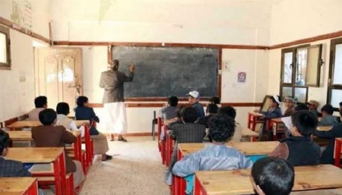 جريمة واستغلال.. مليشيا الحوثي تتعمد إهمال المعلمين لاستبدالهم بعناصرها!