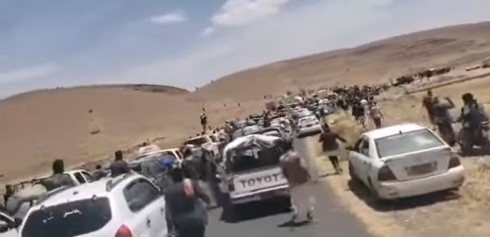 احتجاجا على اختطاف ابنة القتيل ردمان من قبل الحوثيين.. : قبائل أرحب تقيم مخيم اعتصام مفتوح أمام مبنى محافظة عمران