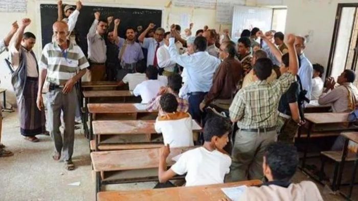 في جريمة بشعة.. مليشيا الحوثي تستبدل آلاف المعلمين من عناصر جماعتها!