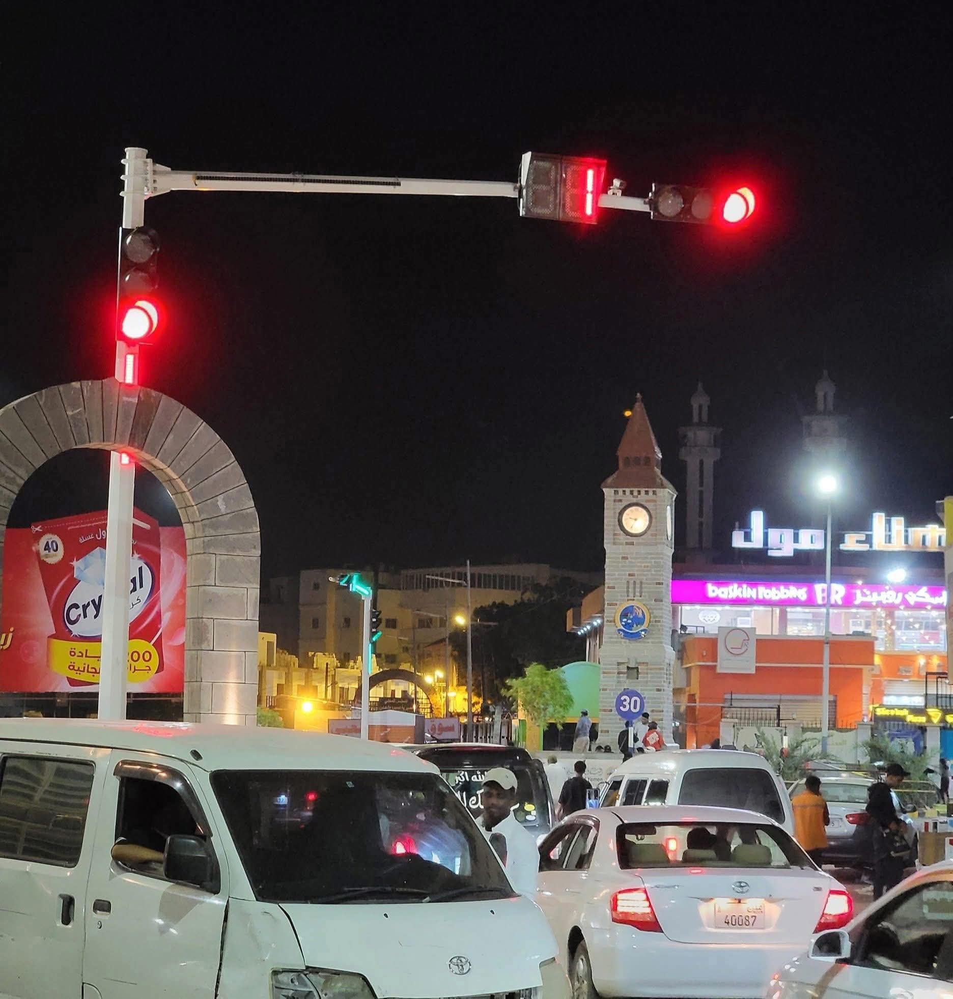 شرطة السير في عدن تصدر بيان توضيحي بشأن الإشارات الضوئية عقب شكاوي المواطنين من الازدحام
