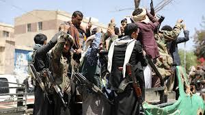 قيادي حوثي يقوم بنهب العملة السعودية من اصحاب الصرافة ورجال الاعمال بهذه الطريقة ! 