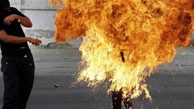 في حادثة مفجعة مواطن يمني يحرق نفسه أمام إدارة الأمن لهذا السبب!