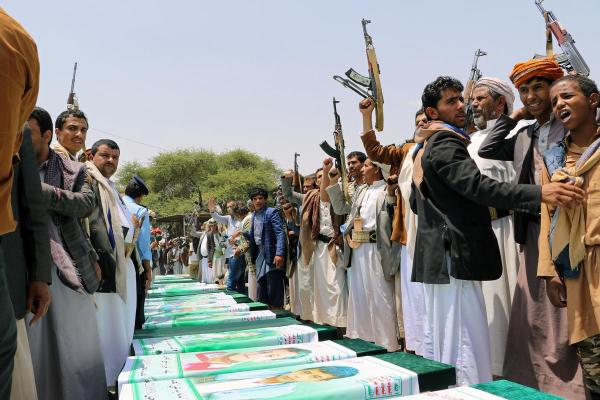 بـ الاسماء.. الحوثيون يستخرجون جثث القناديل من ثلاجات المستشفيات ويتركون الزنابيل لعدم التعرف عليهم 