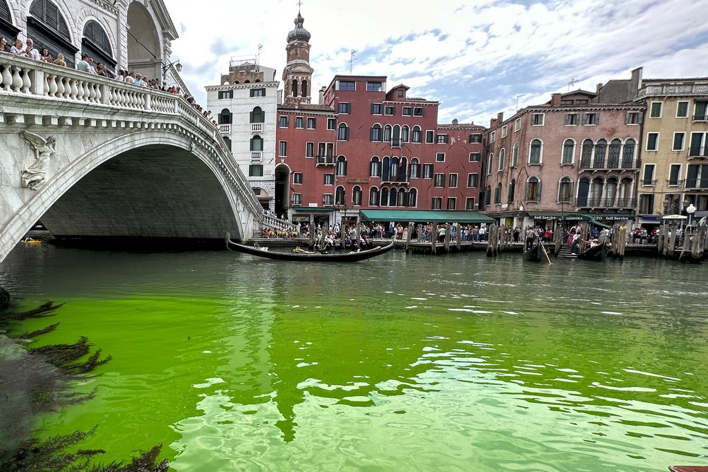 في حادث غريب.. نشطاء المناخ يصبغون مياه فينيسيا باللون الأخضر!