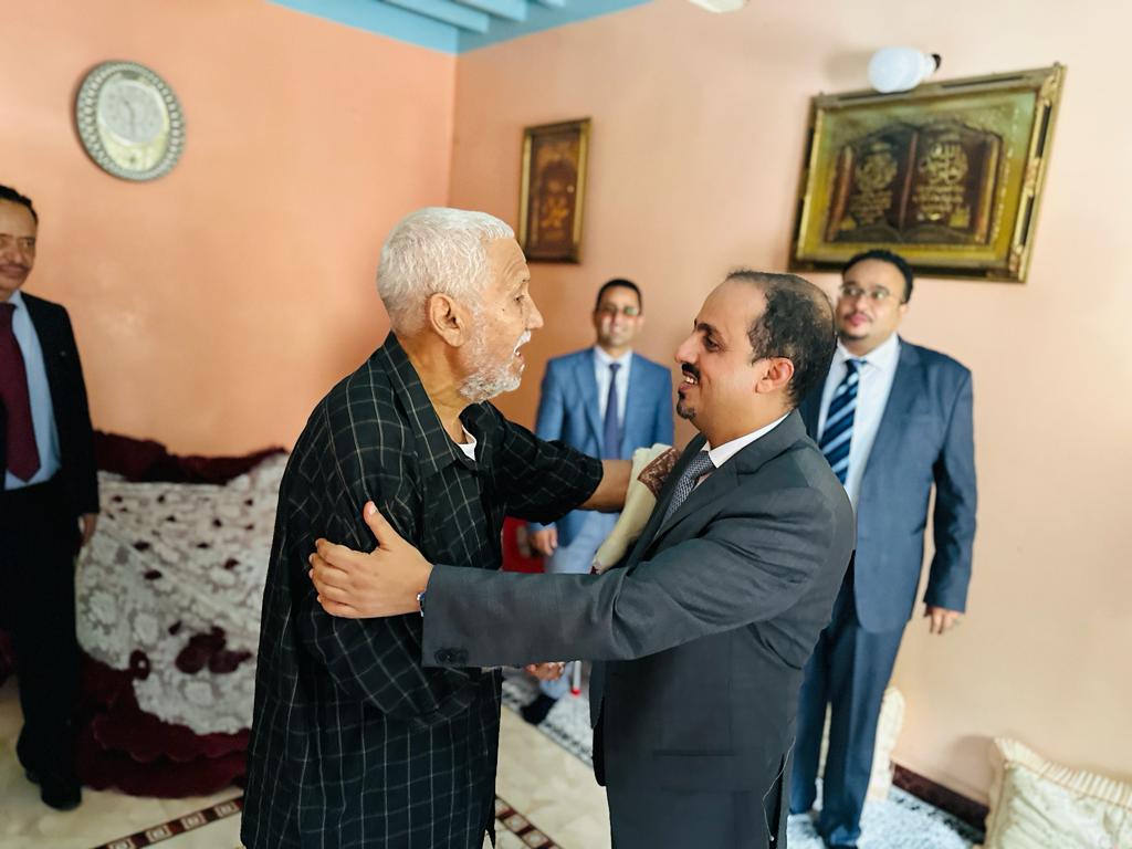 وزير الإعلام يثمن جهود الفنانين باسعد وباعكيم في توثيق الفنون الشعبية وخدمة الفن الحضرمي 