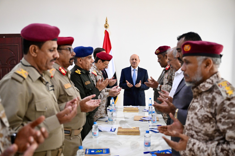 الرئيس العليمي يعرب عن اعتزازه وتقديره للقوات المسلحة والامن في حضرموت لتعزيز استقرار أمن المحافظة