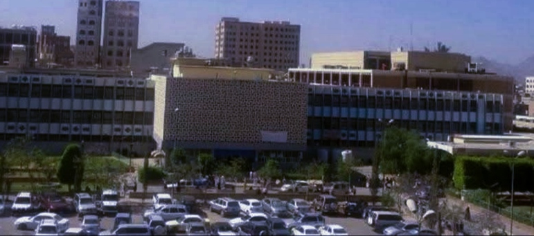 قيادات حوثية تخرج أكبر مستشفيات صنعاء عن الخدمة بسبب الإيرادات