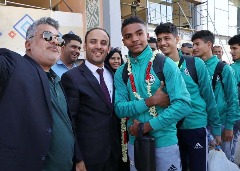 عاجل : المنتخب الوطني لناشئين يصل الى مطار عدن الدولي واستقبالهم باحتفال كبير 